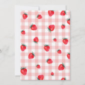 Pink Gingham Berry First Birthday Strawberry Girl Einladung (Rückseite)