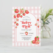 Pink Gingham Berry First Strawberry 1. Geburtstag Einladung (Stehend Vorderseite)