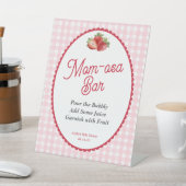 Pink Gingham Berry Sweet, Strawberry Mom-osa Bar Sockelschild (In SItu)