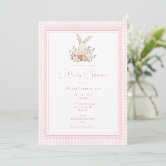 Pink Gingham Bunny Rabbit Baby Shower Einladung (Stehend Vorderseite)