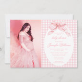 Pink Gingham Coquette Bow Baby Girl Dusche Foto Einladung (Vorderseite)