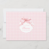 Pink Gingham Coquette Bow Baby Girl Dusche Foto Einladung (Rückseite)