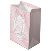 Pink Gingham Coquette Bow Bridal Shower Favors Mittlere Geschenktüte (Rückseite Schrägansicht)