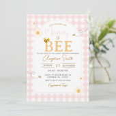 Pink Gingham Daisies Bee Baby Shower Mommy to Bee Einladung (Stehend Vorderseite)