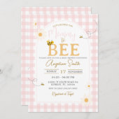 Pink Gingham Daisies Bee Baby Shower Mommy to Bee Einladung (Vorne/Hinten)