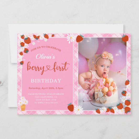 Pink Gingham Daisy Blume Berry First Birthday Einladung (Vorderseite)