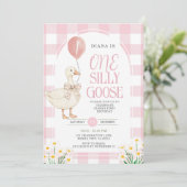 PINK Gingham Daisy One Albern Goose Birthday Einladung (Stehend Vorderseite)