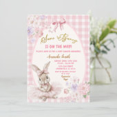 Pink Gingham Easter Some Bunny Floral Baby Shower Einladung (Stehend Vorderseite)