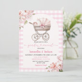 Pink Gingham Floral Baby Carriage Gender Reveal Einladung (Stehend Vorderseite)