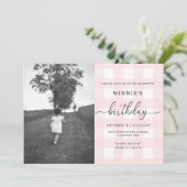 Pink Gingham Foto Geburtstag Einladung (Stehend Vorderseite)