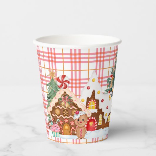 Pink Gingham Gingerbread Village Pappbecher (Vorderseite)