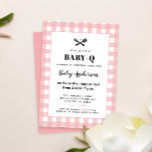 Pink Gingham Kariert Baby Dusche GRILLEN Einladung<br><div class="desc">Feiern Sie Mama und Baby mit dieser Baby-q Hinterhof Grill-Party Einladung, die eine fröhliche Aufnahme auf einem rosa und weißen Gingham karierte Picknickdecke Muster und das charmante Detail der Grillgeräte mit Herz. Passen Sie den Text an, um die Details Ihres Party mit flexiblen Textfeldern Anzug, oder ändern Sie noch mehr...</div>