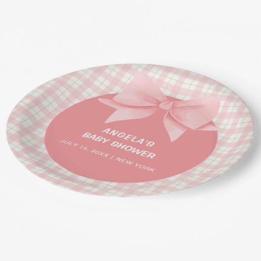 Pink Gingham Kariert Bow Baby Dusche Pappteller (Schrägansicht)