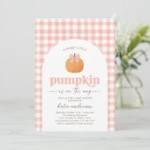 Pink Gingham Little Pumpkin Baby Dusche Einladung (Stehend Vorderseite)