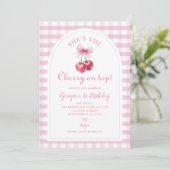 Pink Gingham mit Bow She's Cherry am Top Birthday Einladung (Stehend Vorderseite)