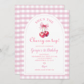 Pink Gingham mit Bow She's Cherry am Top Birthday Einladung (Vorne/Hinten)