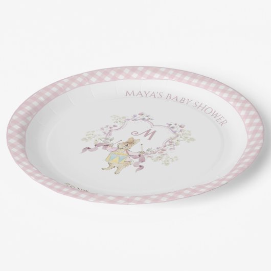 Pink Gingham Peter die Rabbit Monogram Baby Dusche Pappteller (Schrägansicht)