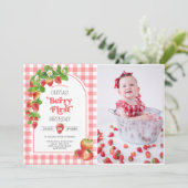 Pink Gingham Strawberry 1. Geburtstag Foto Einladung (Stehend Vorderseite)