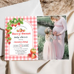 Pink Gingham Strawberry Baby Dusche Foto Einladung<br><div class="desc">Pink Gingham Strawberry Baby Shower Foto Einladung</div>