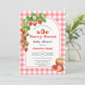 Pink Gingham Strawberry Baby Dusche Party Einladung (Stehend Vorderseite)
