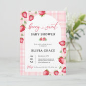 Pink Gingham Strawberry Baby Dusche Party Einladung (Stehend Vorderseite)