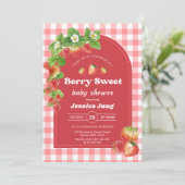 Pink Gingham Strawberry Baby Dusche Party Einladung (Stehend Vorderseite)
