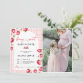 Pink Gingham Strawberry Baby Dusche Party Foto Einladung (Stehend Vorderseite)