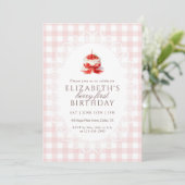 Pink Gingham Strawberry Berry 1st Photo Birthday Einladung (Stehend Vorderseite)
