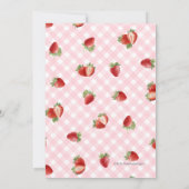 Pink Gingham Strawberry Berry Sweet Baby Shower Einladung (Rückseite)