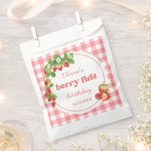 Pink Gingham Strawberry Birthday Geschenktütchen (Ausgeschnitten)