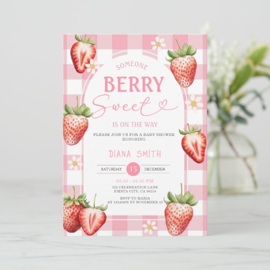 PINK Gingham Strawberry Sweet Baby Shower Einladung (Stehend Vorderseite)