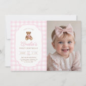 Pink Gingham Teddy Bear Beary First Birthday Photo Einladung (Vorderseite)