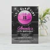 Pink Girls Basketball Einladung zum Geburtstag (Stehend Vorderseite)