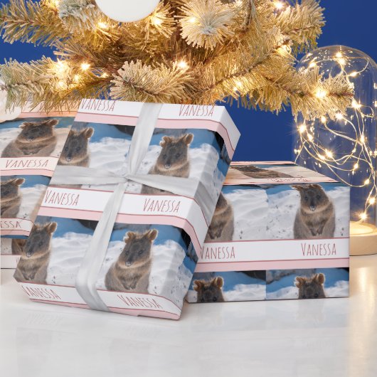 Pink Girls Personalisiert Quokka am Strand Geschenkpapier (Feiertage)