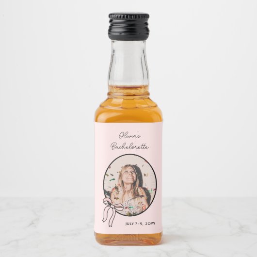 Pink Girly Bows & Babes Bachelorette Custom Mini Alkoholflaschenetikett (Vorderseite)