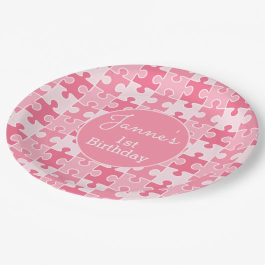Pink Girly Puzzle Pieces Pappteller (Schrägansicht)
