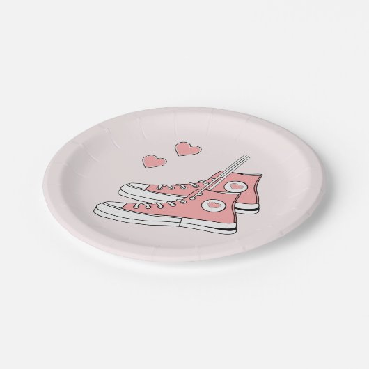 Pink Girly Sneakers Pappteller (Schrägansicht)