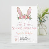 Pink Glitzer Bunny Floral Erster Geburtstag Einladung (Stehend Vorderseite)