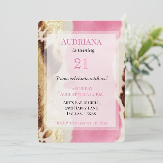 Pink Gold Creme Cowgirl Cowhide Birthday Einladung (Stehend Vorderseite)