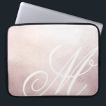 Pink Gold Elegance ⎥ Monogram Computer Sleeve<br><div class="desc">Rosa goldfarbener metalischer Hintergrund mit elegantem, überdimensioniertem Monogramm, das mit Ihrem eigenen Buchstaben personalisiert werden kann und in allen Variationen wunderbar aussieht. Wenn Sie ein eleganteres Skript nur für Sie haben möchten, kontaktieren Sie mich bitte über meinen Shop für mehr Personalisierung.</div>