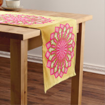 Pink Gold Fantasy Mandala auf weichem Goldhintergr