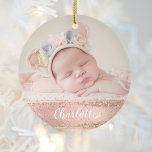 Pink Gold Glam Custom Girl Baby Foto Personalisier Keramik Ornament<br><div class="desc">Dieses elegante Dekor ist eine großartige Möglichkeit, Ihr Lieblingsmädchen in der Familie zu zeigen. Ersetzen Sie das Foto einfach durch Ihr eigenes, dann personalisieren Sie es, indem Sie den Namen des Babys in einem weißen Schriftsatz über den Pinselpinken und den goldenen Pinselstrichen mit den Imitaten mit den goldenen Pinseln hinzufügen....</div>