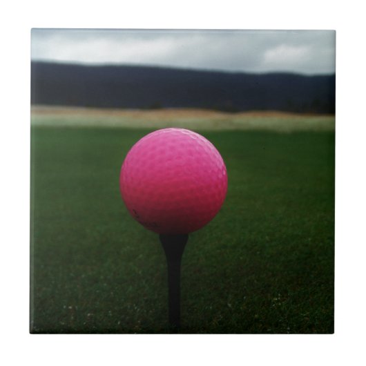 Pink Golf Ball auf dem Golfplatz Fliese (Vorderseite)