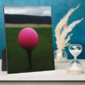 Pink Golf Ball auf dem Golfplatz Fotoplatte (Seite)