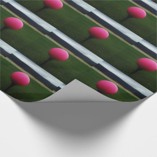 Pink Golf Ball auf dem Golfplatz Geschenkpapier (Ecke)