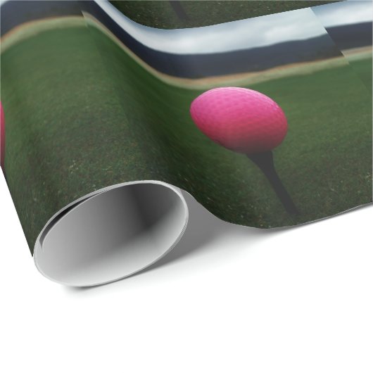 Pink Golf Ball auf dem Golfplatz Geschenkpapier (Rolleneckpunkt)
