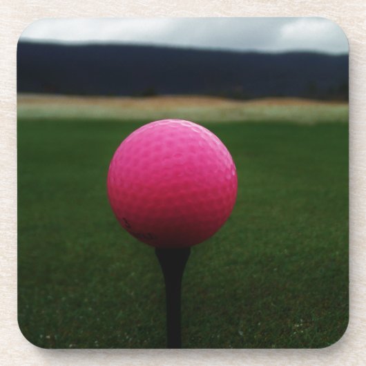 Pink Golf Ball auf dem Golfplatz Getränkeuntersetzer (Vorderseite)