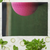 Pink Golf Ball auf dem Golfplatz Handtuch (Gefaltet)