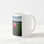 Pink Golf Ball auf dem Golfplatz Kaffeetasse (VorderseiteRechts)