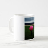 Pink Golf Ball auf dem Golfplatz Kaffeetasse (Vorderseite Links)